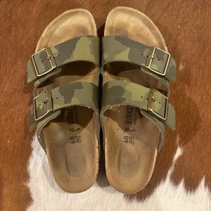 Barley been worn. (new condition)